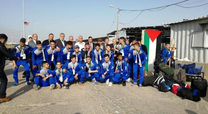 بعثة فريق شباب الخليل تصل غزة عبر حاجز بيت حانون