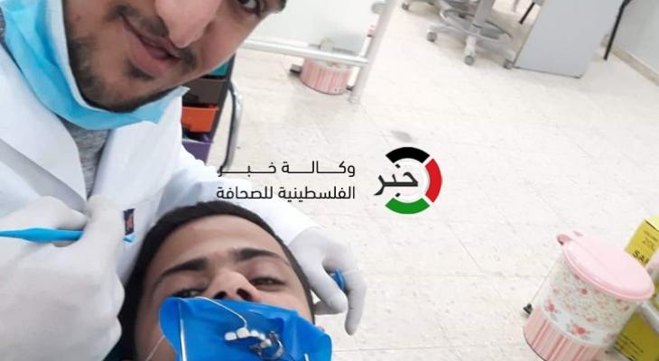 صور: مُتحدياً الإعاقة.. طبيب أسنان من غزّة قرر مداواة نفسه