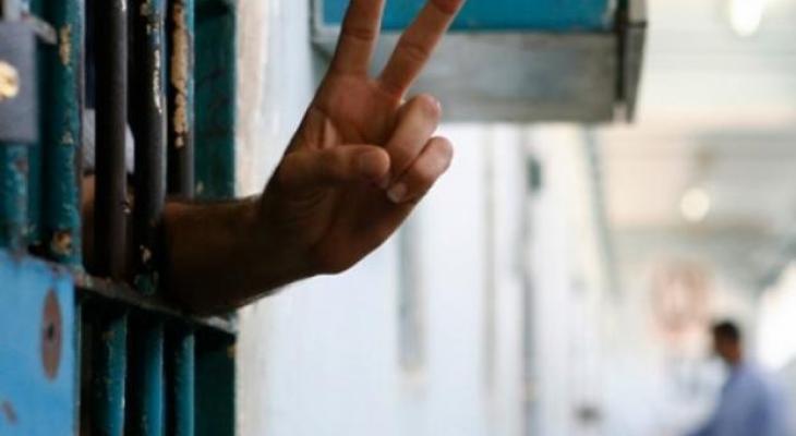 الأسير خليل أبو عرام يشرع بإضراب مفتوح عن الطعام إسنادًا للأسرى الإداريين