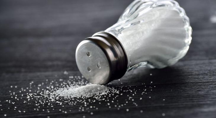 علماء: يطورون "الملح الجديد" يضمن المذاق ولا يضر "الصحة"