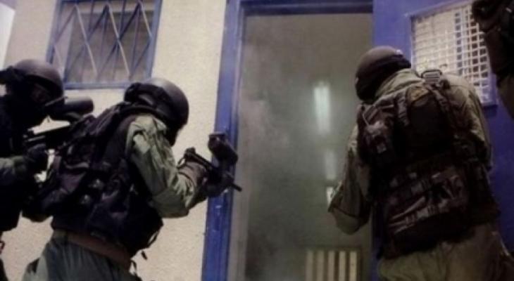 قوات القمع تقتحم غرفتين للأسرى في سجن "هداريم" وتجري عمليات تفتيش همجية