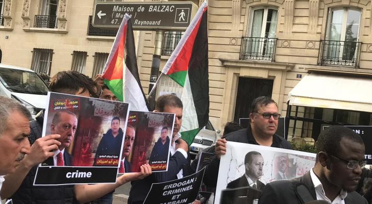 بالصور: وقفة احتجاجية أمام سفارة "تركيا" في باريس رفضاً لإعدام الفلسطيني مبارك
