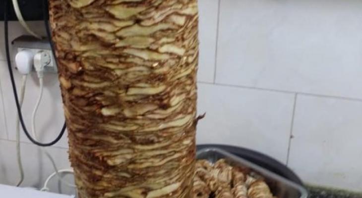 شاهد: إتلاف لحوم فاسدة بمطاعم لبيع الشاورما في غزّة