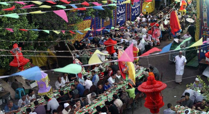 شاهد: مصر تقيم أطول مائدة إفطار رمضانية في العالم