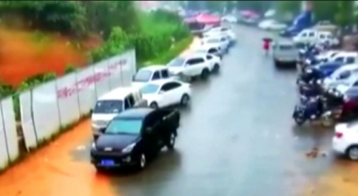 بالفيديو: لحظة انهيار أرضي يسحق عشرات السيارات في الصين