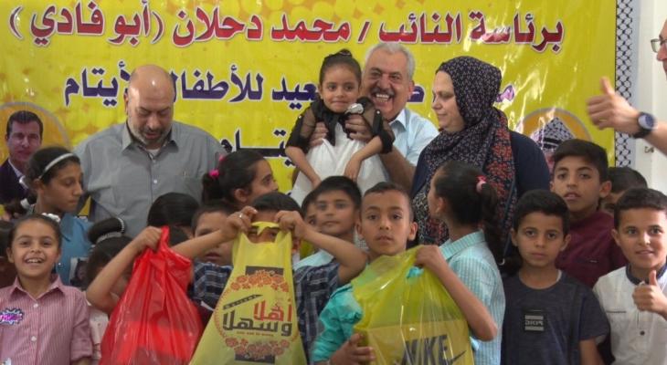 شاهد: كتلة فتح البرلمانية برئاسة دحلان تُقدم لأطفال قرية "SOS" كسوة العيد