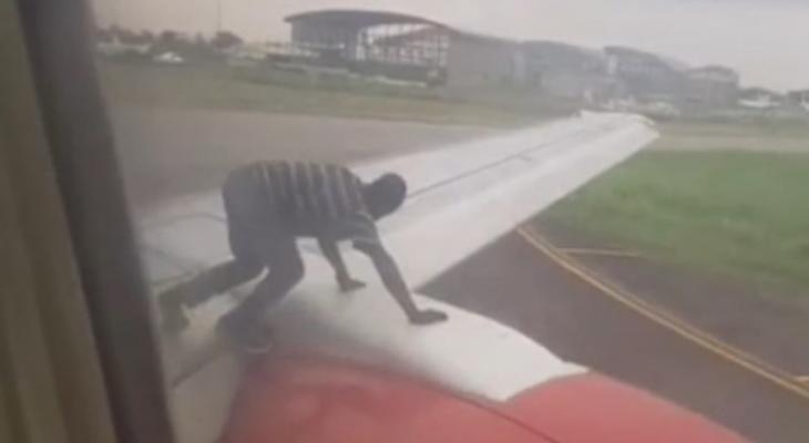 "رعب" على جناح طائرة.. يتسلق المحرك للسفر إلى غانا