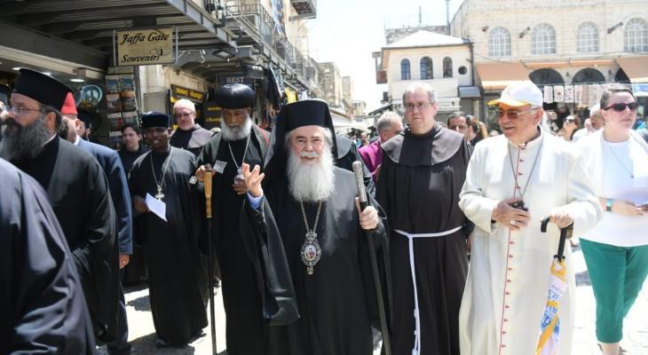 بالصور: بطاركة ورؤساء كنائس القدس يُنظمون مسيرة وصلاة جماعية في باب الخليل