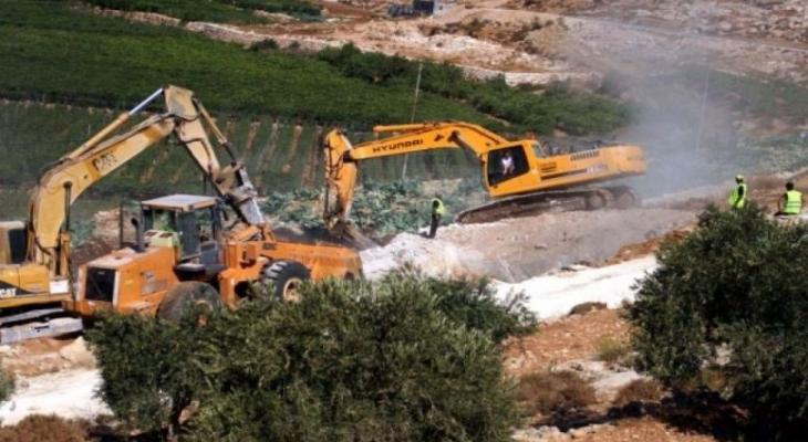 الاحتلال يخطر بهدم 8 منازل وآبار مياه في الخليل