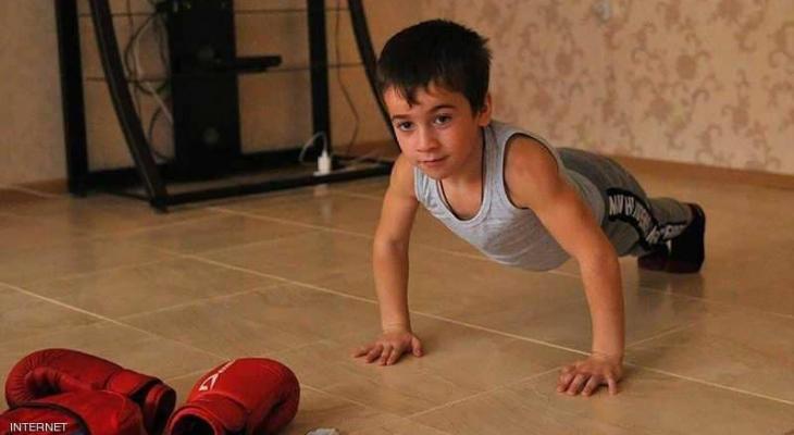 "شوارزنيغر الشيشان"طفل يحطم رقما قياسيا عالميا