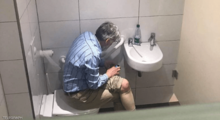 صورة لاعب "شطرنج" في "المرحاض" تثير صدمة وتهمة الغش تلاحقه