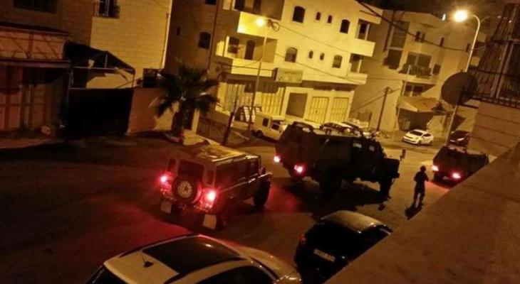 الخليل: قوات الاحتلال تعتقل 4 مواطنين من قرية الزويدين شرق يطا 
