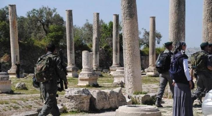 قوات الاحتلال تقتحم سبسطية وتُجري أعمال مسح في الموقع الأثري