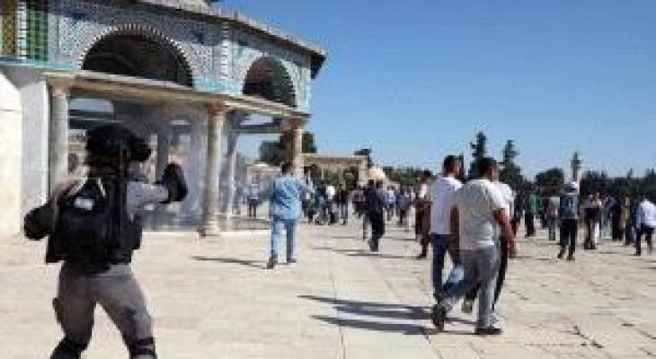 الاحتلال يبعد مقدسيًا عن المسجد الأقصى