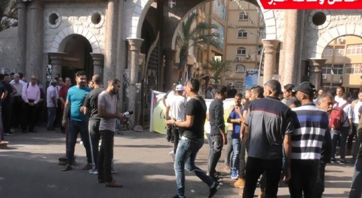 شاهد بالفيديو والصور: إغلاق أبواب جامعة الأزهر بغزّة رفضاً لتجديد ولاية رئيسها