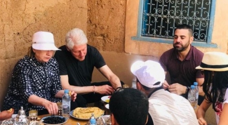 بيل وهيلاري كلينتون يخطفان الأنظار في مراكش