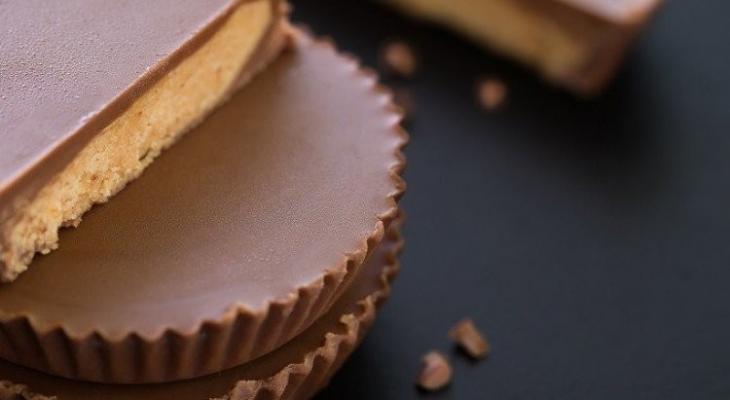 طريقة تحضير "حلى الشوكولاتة" بزبدة الفول السوداني بثلاث مكونات
