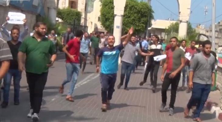 بالفيديو: أصحاب البسطات في غزّة يعتصمون رفضاً لإزالة مصدر رزقهم