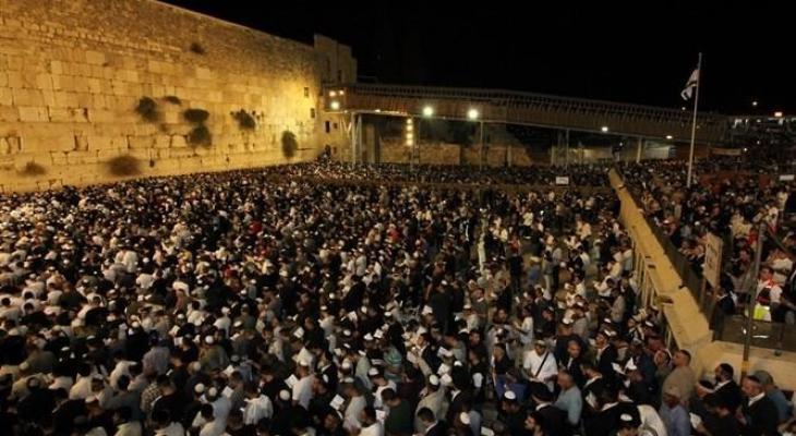 العبري: آلاف المستوطنين اقتحموا حائط البراق بالقدس والأعداد في ازدياد