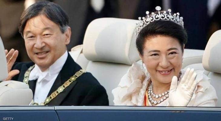 بالصور:  إمبراطور "اليابان" وزوجته يجوبان "طوكيو" بموكب التتويج