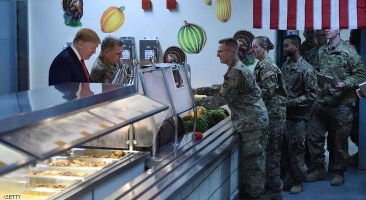 شاهدوا: الرئيس الأميركي يقدم "الطعام" للجنود