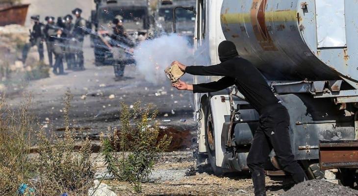 شاهد: عدسة وكالة خبر ترصد مواجهات الشبان مع قوات الاحتلال قرب حاجز "بيت إيل"