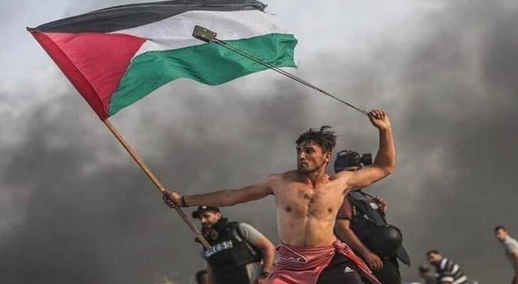 "الغارديان" البريطانية تختار صورة متظاهر من غزة كأجمل صورة للعام 2019