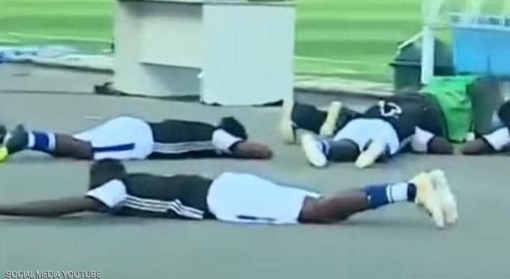 بالفيديو: هجوم "نحل" يوقف مباراة كرة ويجبر "اللاعبين" على الانبطاح