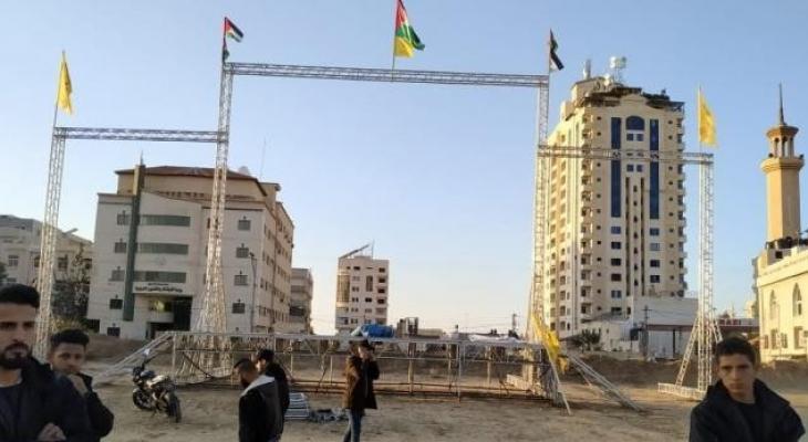 شاهد: بدء التحضير لمهرجان إحياء ذكرى انطلاق "فتح" في ساحة الكتيبة بغزة غداً