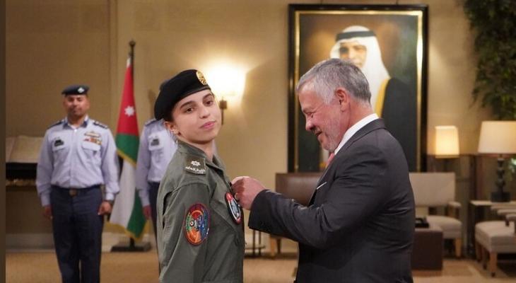 شاهدوا: العاهل الأردني "عبد الله الثاني" يقلد الأميرة "سلمى" جناح الطيران