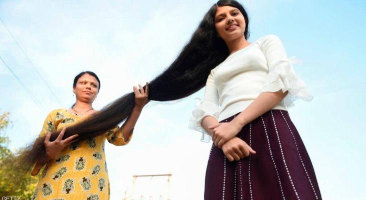 بالفيديو والصور: صاحبة أطول "شعر" لمراهقة في "العالم"ساعة لتصفيفه والعناية به