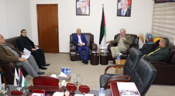 تفاصيل لقاء أبو هولي مع مدير عمليات "الأونروا" في غزة