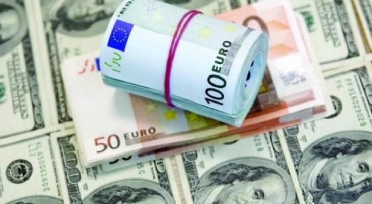 ارتفاع الدولار الأمريكي يهوي باليورو الاوروبي