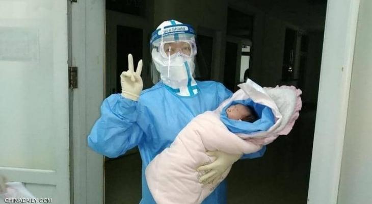 بالفيديو: طفلة "صينية" تولد من رحم "فيروس" كورونا