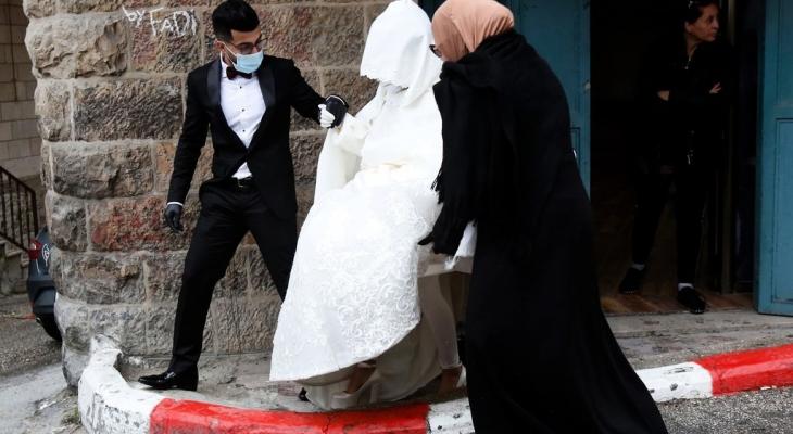 شاهد: فلسطيني أجبره فيروس "كورونا" على إقامة حفل زفافه بهذا الشكل!!
