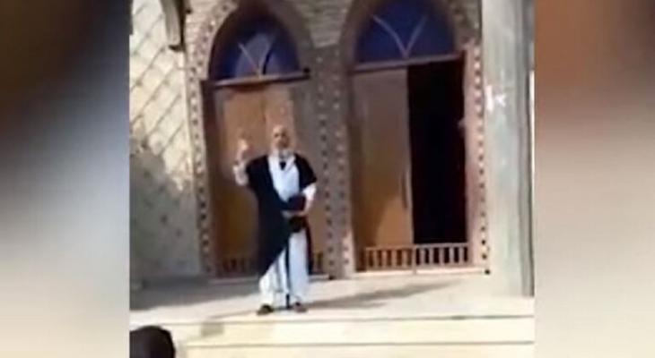 بالفيديو: مواطن "مصري"  يقف أمام مسجد مدعيا أنه "المهدي المنتظر" في زمن كورونا