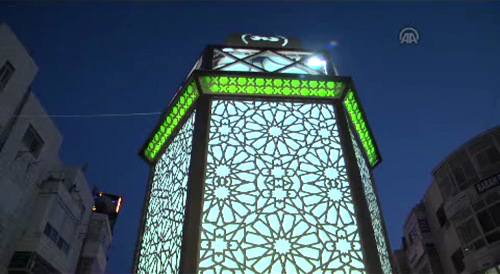 بلدية رام الله تضيء فانوس رمضان