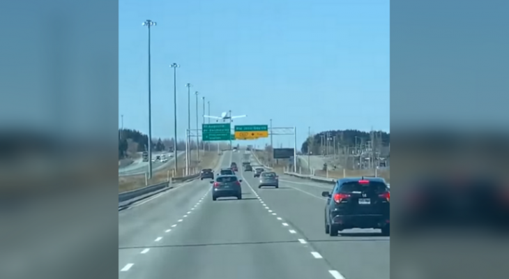 بالفيديو: في حيلة جريئة.. هبوط اضطراري "جنوني" لطائرة على طريق مزدحم وسط السيارات!