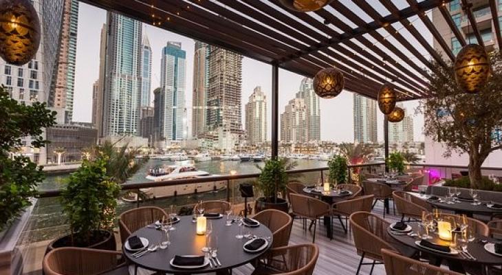 مطاعم "دبي" تعود للعمل مع تخفيف قيود "كورونا" في الإمارات