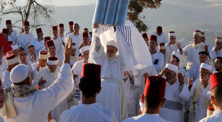 الطائفة السامرية تحتفل بعيد الفسح فوق قمة جبل جرزيم بمدينة نابلس