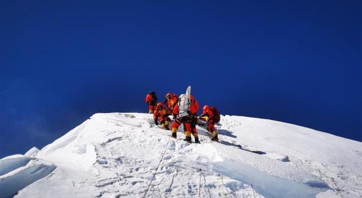 شاهد: فريق صيني يُجري مسحاً على أعلى قمة في العالم