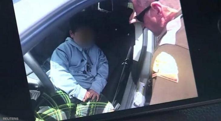 شاهدوا: الشرطة توقف "طفلا" بالخامسة يقود سيارة على طريق سريع