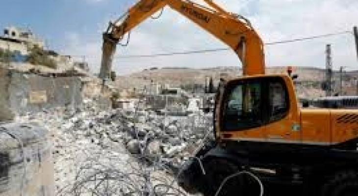 الاحتلال يهدم محال تجارية شرق نابلس