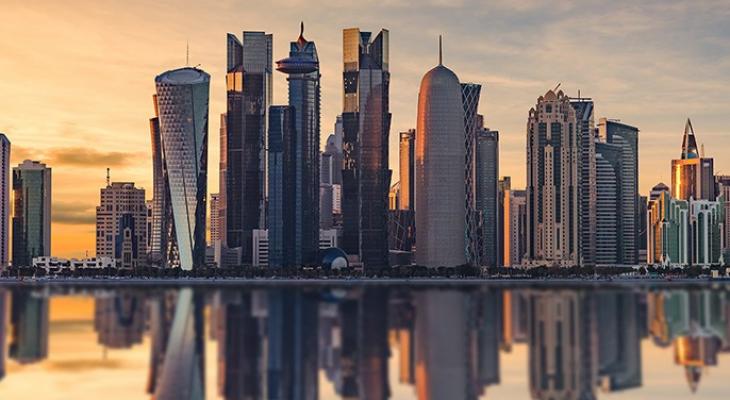 قطر: تخفض رواتب الأجانب بـ "المؤسسات الحكومية" بنسبة 30 بالمئة