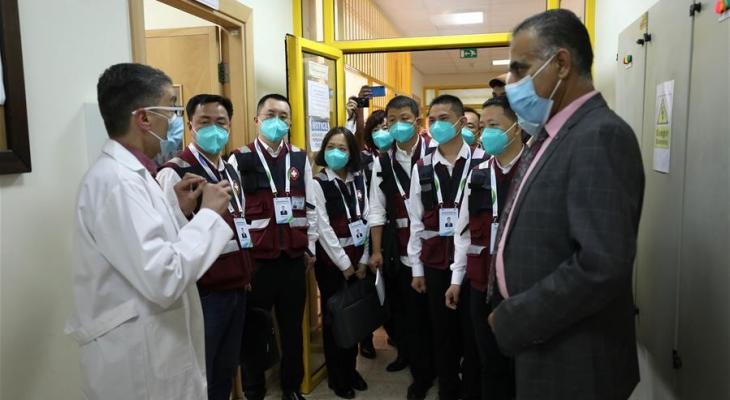 شاهد: وفد طبي صيني يزور مشافي رام الله للاطلاع على آلية مواجهة كورونا
