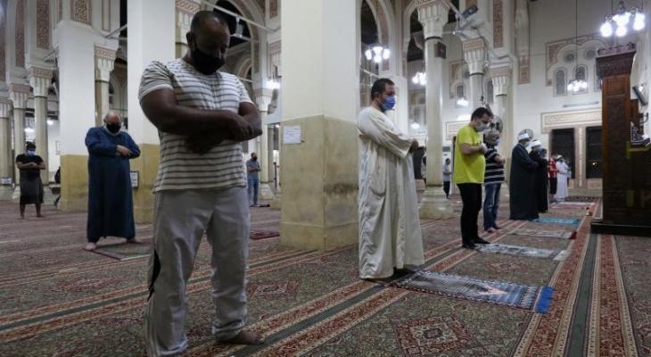 مصريون يؤدّون الصلاة