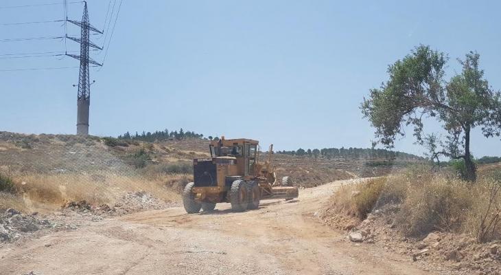 قوات الاحتلال تشق طريقًا استيطانيًا في بيت لحم