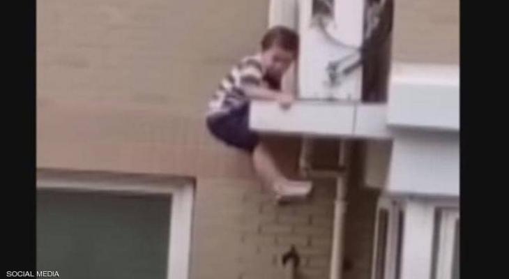 بالفيديو: رجل ينقذ طفلا من "الموت" بعد سقوط مخيف