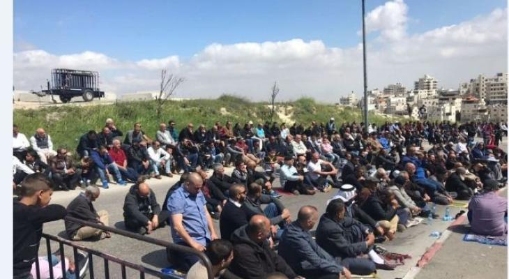 أهالي بديا يؤدون صلاة الجمعة على أراضي "خلة حسان" المهددة بالاستيلاء عليها