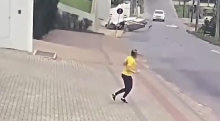 بالفيديو: شاهد ردة فعل هذه المرأة بعد سقوط طائرة خلفها في شارع مليء بالسيارات